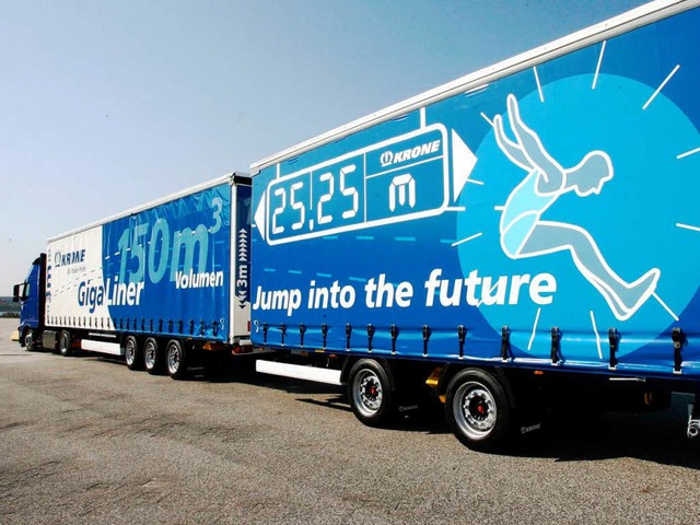 Acht Achsen, ein Lastwagen: Der Gigaliner kommt.  | Foto: dpa
