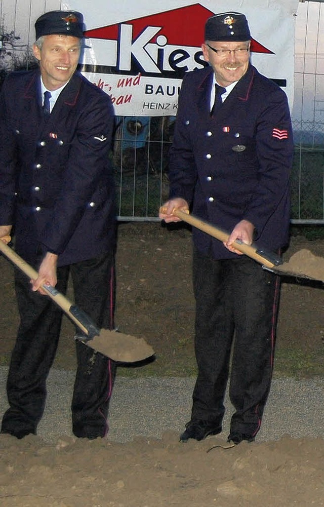 Die Abteilungskommandanten Rudi Rest (...ber fr das neue Feuerwehrgertehaus.   | Foto: H. Spth