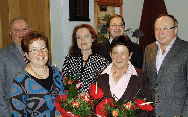Fr ihre langjhrige Mitgliedschaft im...bert (links) und Pfarrer Martin Sauer.  | Foto: Marion Domann