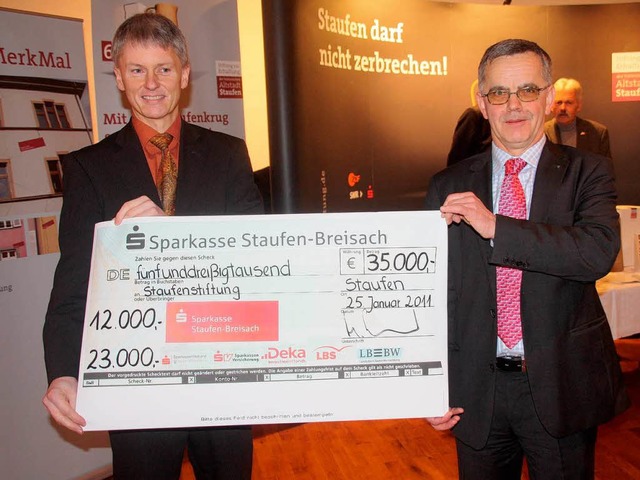 35000 Euro fr den Kampf gegen die Ris...rgermeister Benitz den Spenden-Scheck.  | Foto: Huber