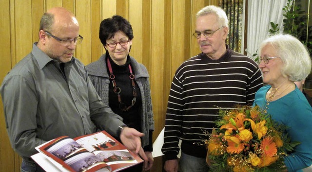 Irma und Hermann Moser (rechts) wurden...nden und ein Fotoalbum der Moser-ra.   | Foto: Helmut Hringer