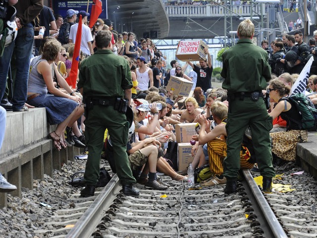 Diese Blockade von Gleis 1 im Freiburg...am 9. Juni beschftigt nun die Justiz.  | Foto: Ingo Schneider