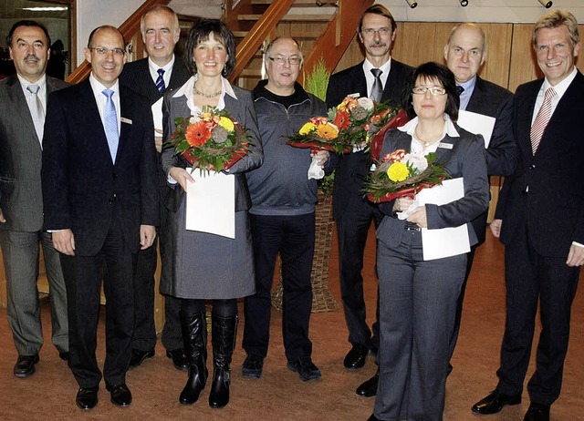 Gruppenbild mit den Geehrten:    Der s...nd Werner Haas (v. rechts nach links)   | Foto: Sparkasse