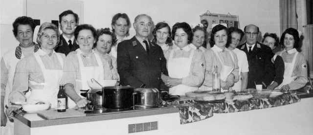 Helferinnen und Helfer  der DRK-Bereit...im Jahr 1962 in der Kche der Schule.   | Foto: privat