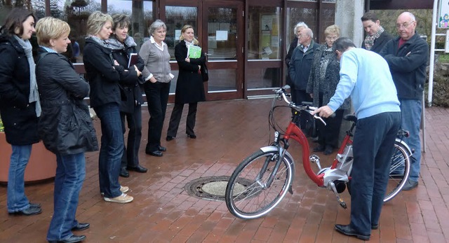 Zunchst gab es skeptische Blicke, dan...ressierten eine Runde auf dem E-Bike.   | Foto: BuK