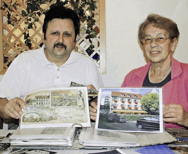 Wolfgang und Annelise Reiter sichten i...ienarchiv fr ihre 100-Jahr-Feier.      | Foto: Lbeck