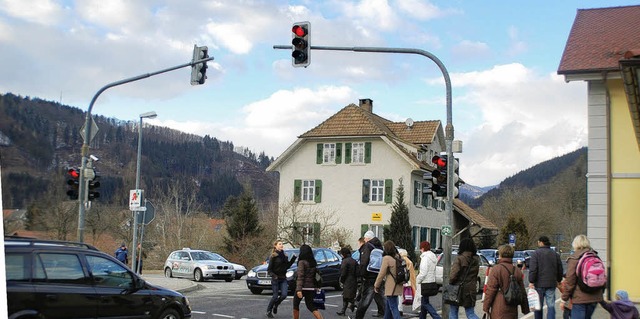 Weiterhin eine heikle Stelle fr Fug...laufen mssen: Die Ampel an der B317.   | Foto: Angelika Schmidt