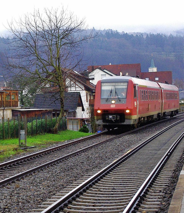 Bisher fahren auf der Hochrheinstrecke Dieselzge.   | Foto: Rolf Reimann