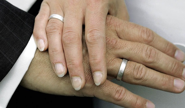 Trauringe als Symbol der Ehe:  Bad Sc... viele Paare ein beliebter Heiratsort.  | Foto: dpa