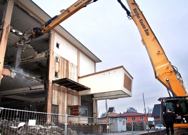 Abrissbagger statt Spatenstich: Mit si...s zwei Lofthuser mit je 31 Wohnungen.  | Foto: Bianka Pscheidl