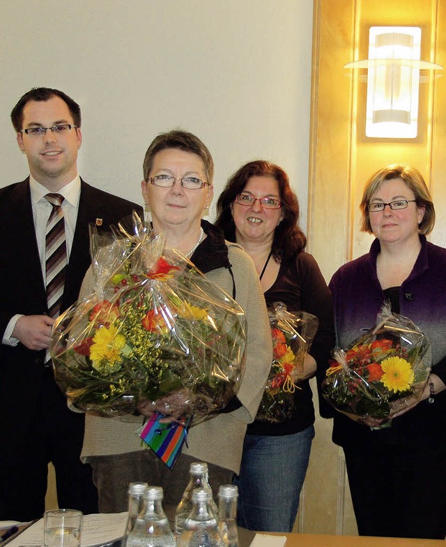 Sag es mit Blumen: Brgermeister Ulric...iele Meisel   willkommen (von links).   | Foto: Winfried Dietsche