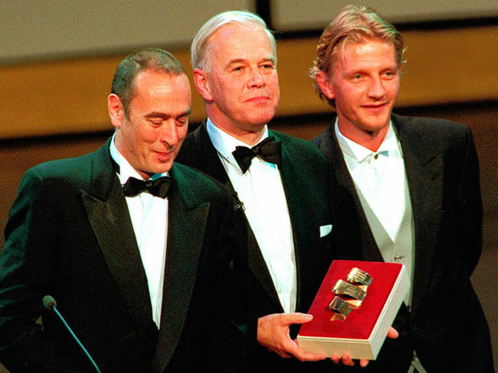 2003: Der damalige Bundesinnenminister Manfred Kanther (Mitte) verleiht das Filmband in Gold fr "Der bewegte Mann" an Regisseur Snke Wortmann (rechts) und Eichinger