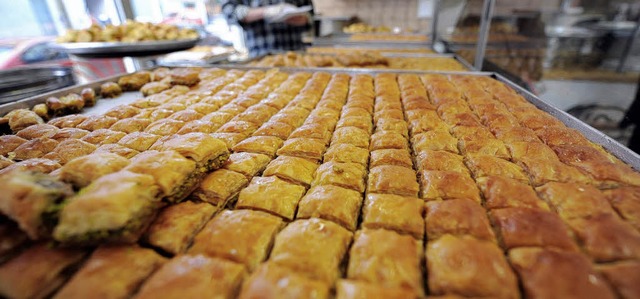 Mhmmmm, lecker: Beim muslimischen Opfe...a, die aus einem sen Teig bestehen.   | Foto: dpa