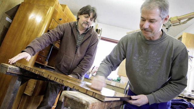 Filigrane Arbeiter: Michael Hartleib (links) und Uwe Klenschewski   | Foto: christoph breithaupt