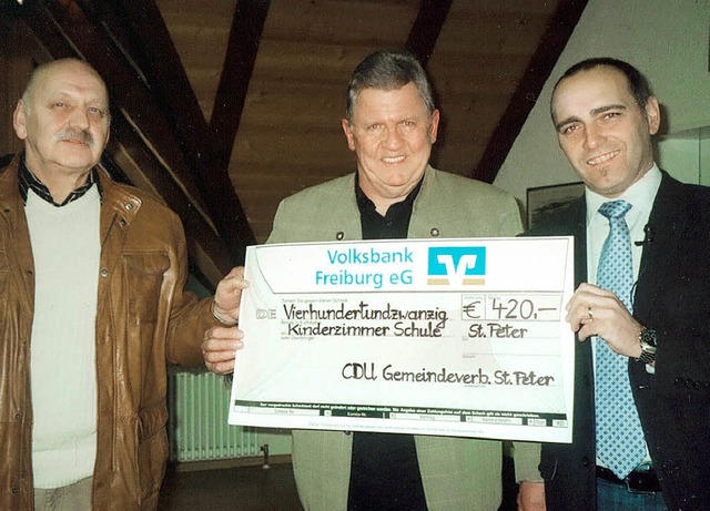 Eine Spende der CDU fr das Kinderzimm...ermeister Rudolf Schuler (von links).   | Foto: Wolfgang Grosholz