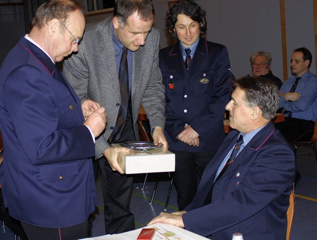 Gerhard Lai, Thomas Breig und Michael ...mit dem Feuerwehr-Ehrenkreuz in Gold.   | Foto: Hans Jrgen Kugler