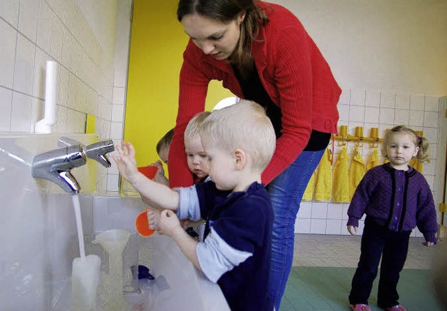 Die Krippenkinder haben die neue Wasserrinne lngst als Spielplatz entdeckt.   | Foto: Gnter Hammer