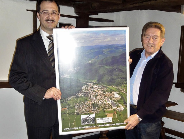 Helmut Lang (rechts) erhlt zum Abschi...us der Hand von Brgermeister Bhler.   | Foto: hartenstein