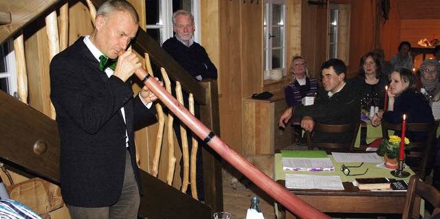 In der Waldhter-Scheune spielt Peter ...) auf einem australischen Didgeridoo.   | Foto: Gerd Sutter