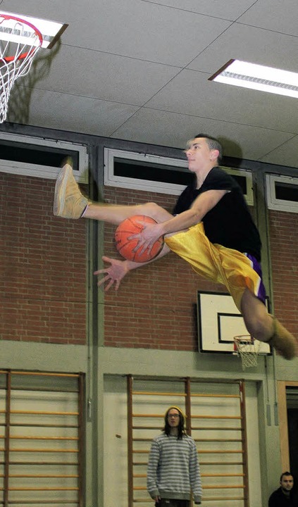 <ppp></ppp> gleich ganz abheben und dem Basketballkorb förmlich entgegenfliegen.  | Foto: Gabriel Sommer
