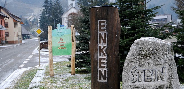 &#8222;Do simmer gern deheim&#8220; he...ztafel am Ortseingang von Enkenstein.   | Foto: Edgar Steinfelder