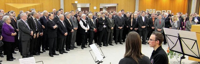 Die Big-Band der Kaufmnnischen Schule...dem traditionell eine Neujahrsbrezel.   | Foto: peter heck