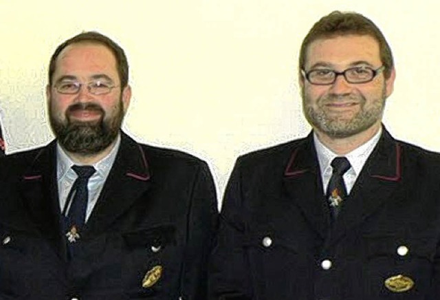 Kommandant Dietmar Gempp (rechts) ehrt...re Dienst in der Mappacher Feuerwehr.   | Foto: Eckard