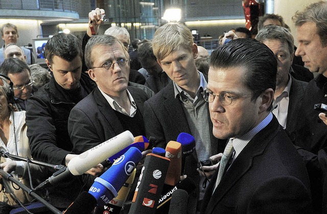 Umringt von Journalisten: Minister Guttenberg   | Foto: DPA
