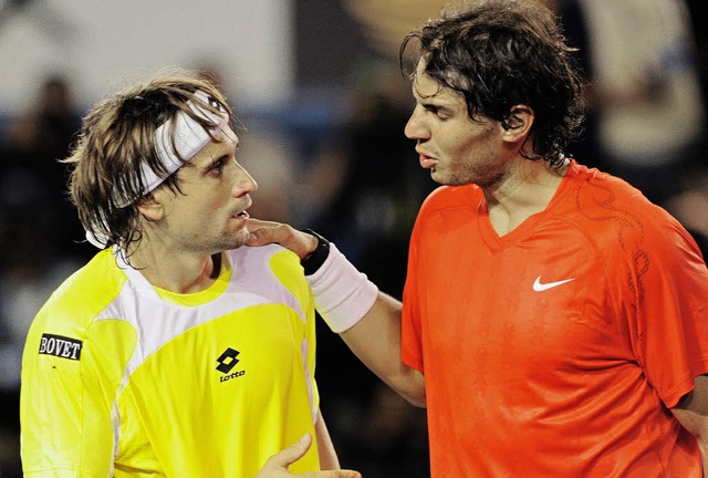 David Ferrer (links) erkundigt sich na... Gesundheitszustand von Rafael Nadal.   | Foto: afp