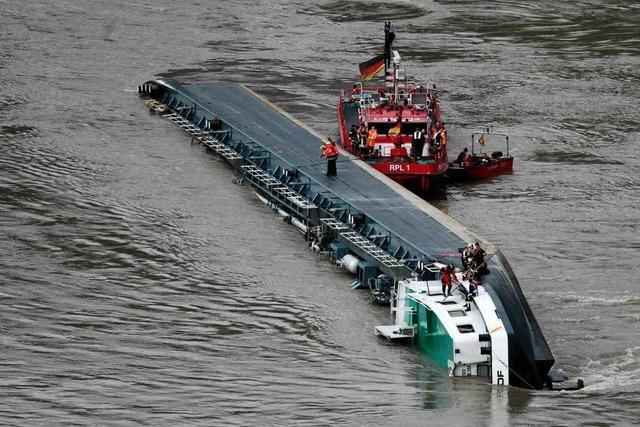 Tanker mit Schwefelsure im Rhein gekentert