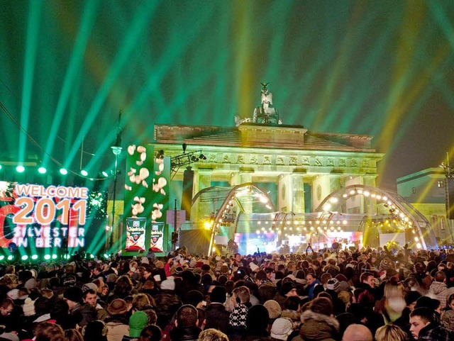 Vor dem Brandenburger Tor wurde ins neue Jahr gefeiert.  | Foto: dpa