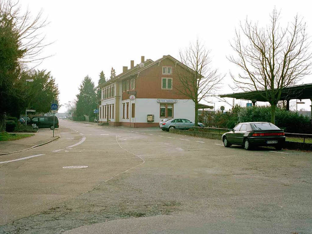 Heute: Der Haltepunkt Haltingen (Ostseite nach Sden) mit dem alten Bahnhofsgebude