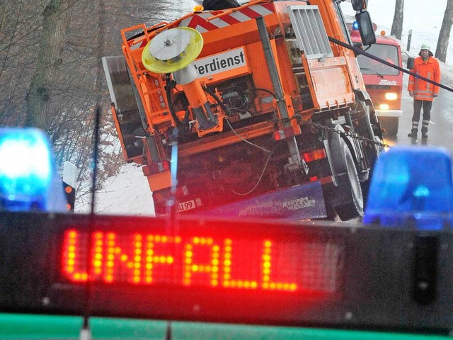 Das Glatteis gefhrdet selbst den Winterdienst.  | Foto: dpa