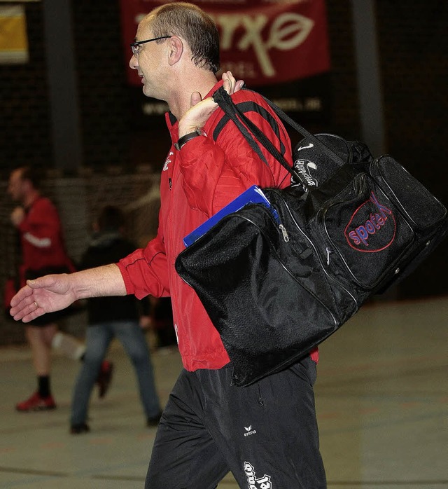 Roland Birnbreier packt die Tasche bei...sein Traineramt an Michael Schilling.   | Foto: Peter Aukthun (Archiv)