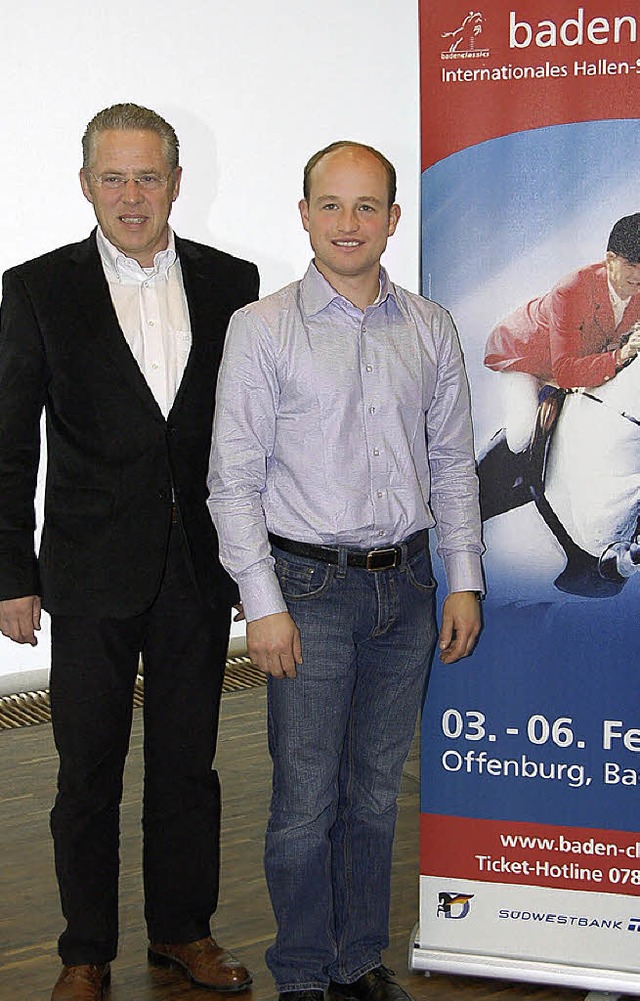 Turnierleiter Reinhard Schill (links) ...seitigkeits-Weltmeister Michael Jung.   | Foto:  Uwe Schwerer