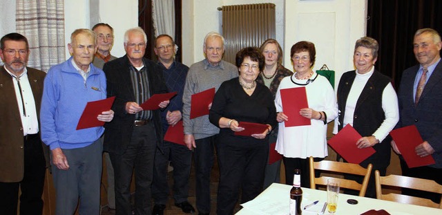 Insgesamt 22 Ehrenurkunden fr 25-, 40...nks) zur Hauptversammlung mitgebracht.  | Foto: Walter Bronner