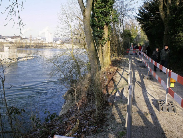 Hochwasser haben eine Erosion des Hang...erweg ist auf halber Breite gesperrt.   | Foto: Valentin Zumsteg