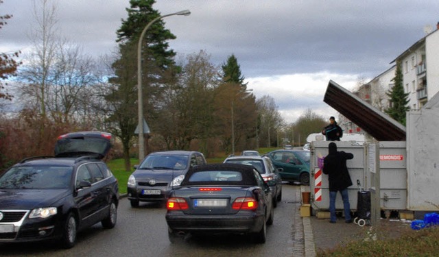 Hlt ein Wagen direkt bei den Containe...ch der Verkehr in der Scheffelstrae.   | Foto: Rolf Reimann