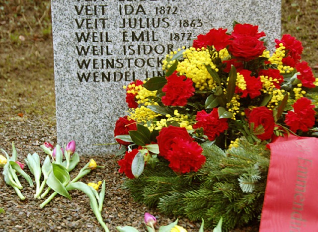 Blumen und Krnze zum Gedenken an die NS-Opfer.   | Foto: Walser