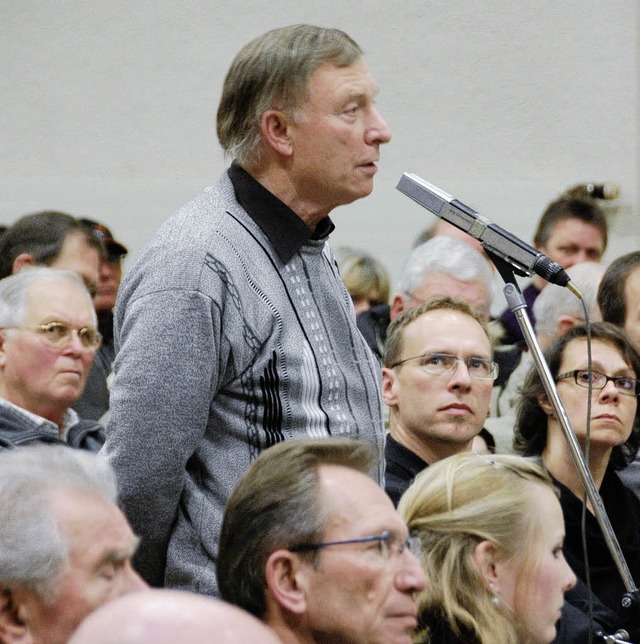 Heinrich Maier war einer von vielen, die die Fragestunde nutzten.  | Foto: Hannes Lauber