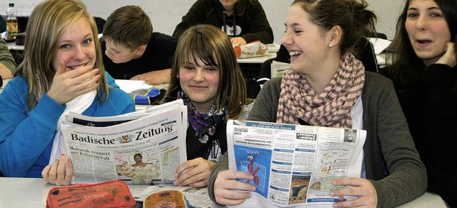 Achtklssler der Realschule am Giersbe...Kirchzarten bei der Zeitungslektre.    | Foto: Timea Lax