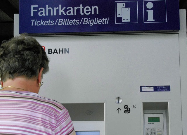 Die Bedienung der Fahrkartenautomaten ...s Pro Schiene Seminare anbieten will.   | Foto: Hermann Jacob