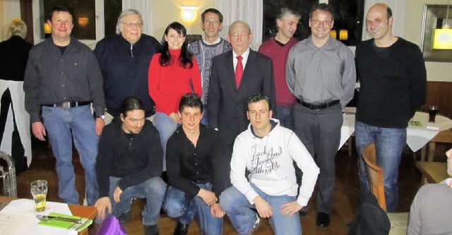 Der neue Vorstand des Musikvereins mit...und Dirigent Oliver Schtzle (rechts)   | Foto: Rebekka Sommer