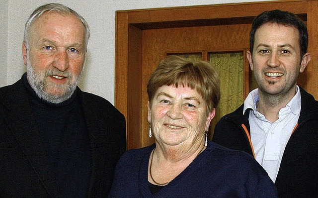 Ortsvorsteher Arno Landerer (links) un... der Niederrotweiler Michaeliskirche.   | Foto: herbert trogus