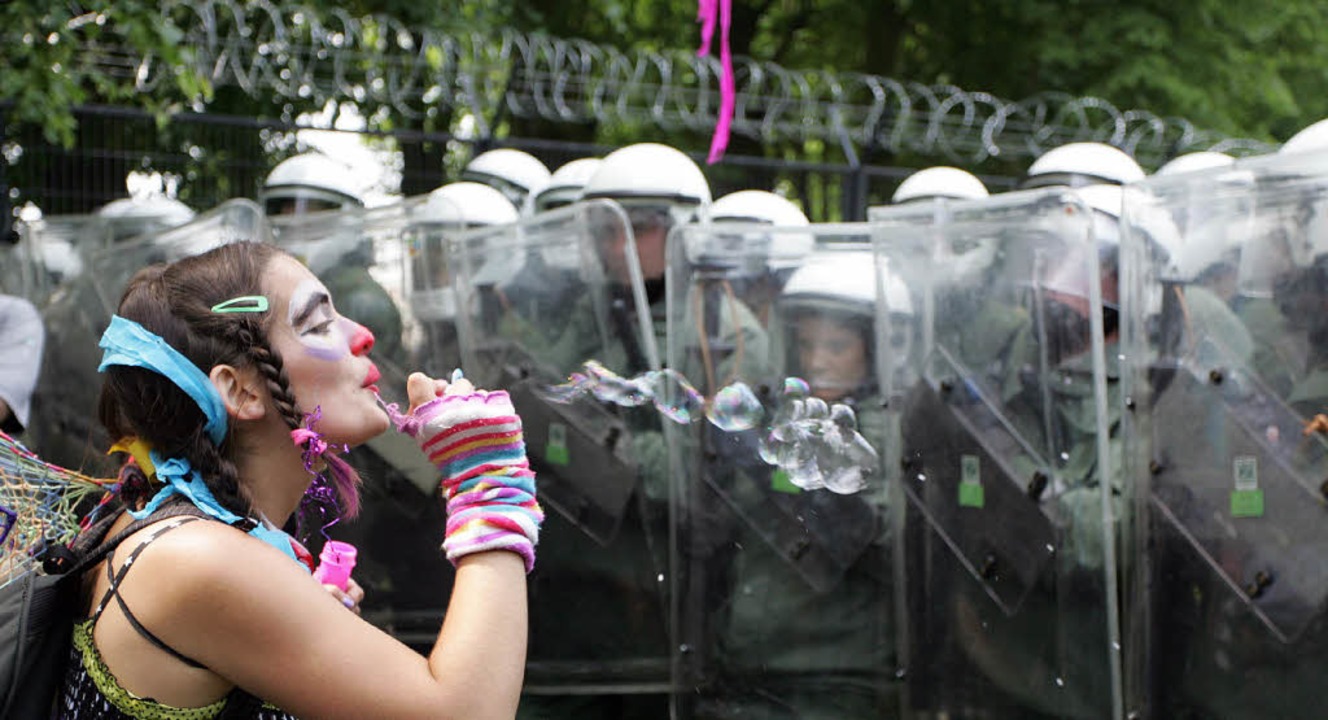 Eine Demonstrantin pustet  am Sicherhe...it Seifenblasen (Foto vom 6. 6. 2007).  | Foto: dpa
