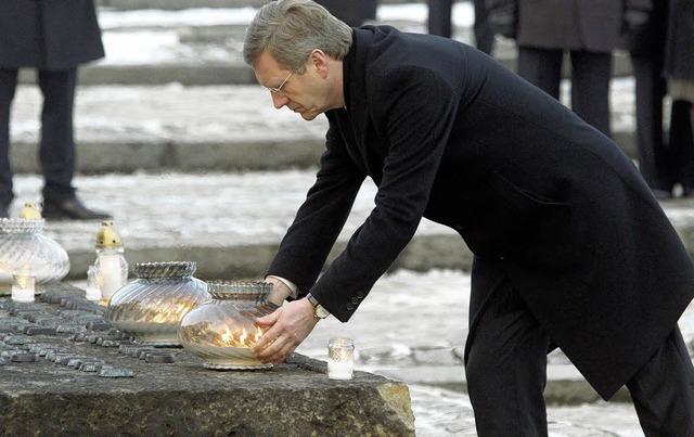 Bundesprsident  Christian Wulff an der Gedenksttte Auschwitz-Birkenau  | Foto: dpa