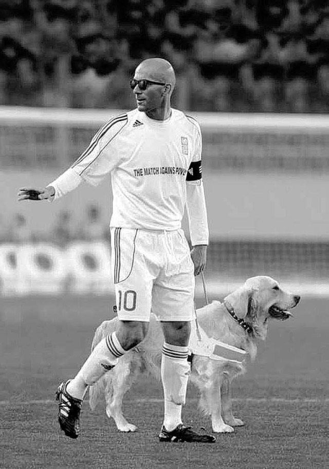 Motiv aus dem Kalender: Zinedine Zidane mit Blindenhund auf dem Platz  | Foto: BZ