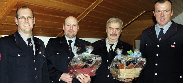 Kommandant Klaus Mller (links) und St...ligen Feuerwehr, Abteilung hlingen.    | Foto: RDE