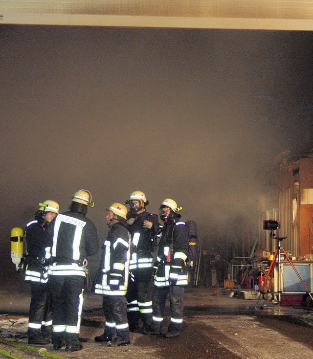 Starker Qualm hatte sich beim Brand in...e des Entsorgungsbetriebs entwickelt.   | Foto: jul/kon