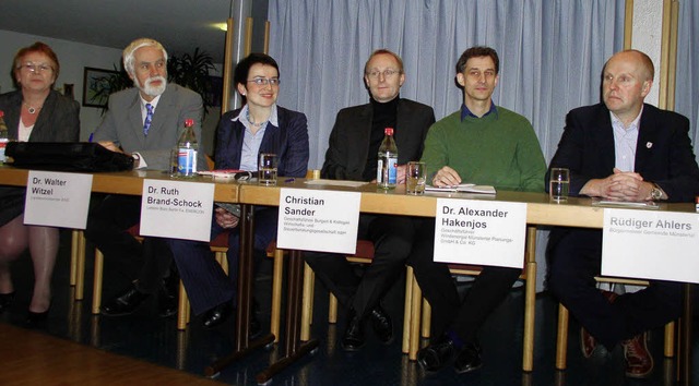 Kompetente Fachleute aus dem Bereich d...Agenda auf dem Podium Platz genommen.   | Foto: E. Gross